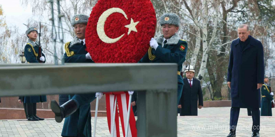 Cumhurbaşkanı Erdoğan, Kırgızistan’da Ata Beyit Anıtı’nı ve Cengiz Aytmatov’un kabrini ziyaret etti