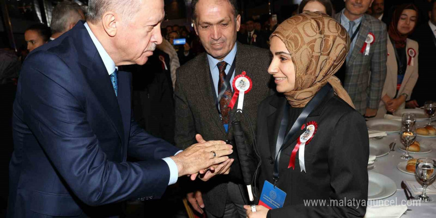 Cumhurbaşkanı Erdoğan: 'Maarif Modeliyle milletin ihtiyaçlarını gözeten bilimsel bir eğitim anlayışını hayata geçiriyoruz'