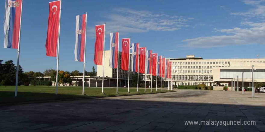 Cumhurbaşkanı Erdoğan’ın ziyareti öncesi Belgrad sokakları Türk bayraklarıyla donatıldı