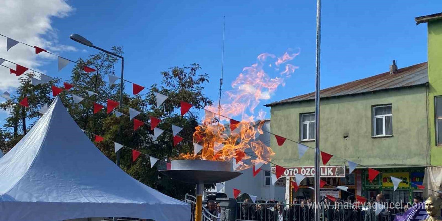 Cumhurbaşkanı Yardımcısı Cevdet Yılmaz Karlıova’da doğal gaz meşale yakma törenine katıldı