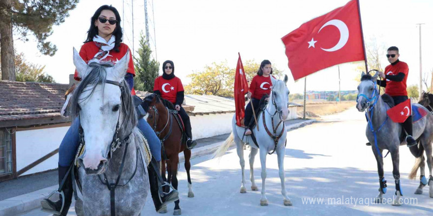 Cumhuriyet Bayramı’nı ata binerek kutladılar