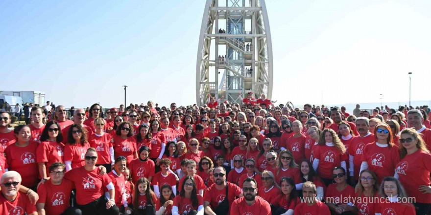 Cumhuriyet için 500 kişi 7’den 70’e zeybek oynadılar