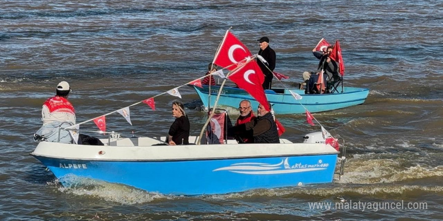 Cumhuriyet için denizi kayıklarla doldurdular