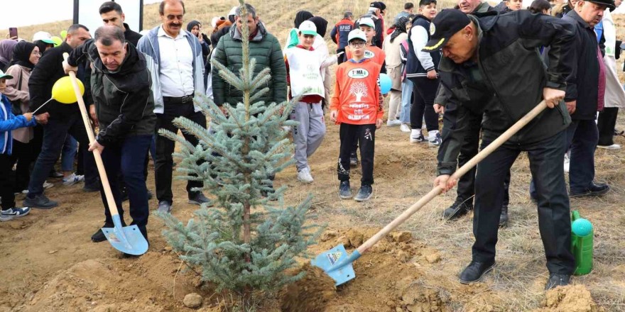 Cumhuriyet’e nefes olacak fidanlar toprakla buluştu