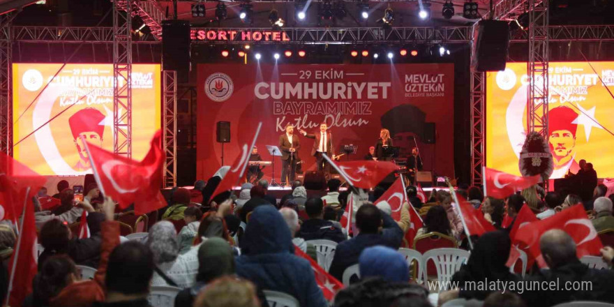 Cumhuriyet’in 101. yılı Kağıthane’de coşkuyla kutlandı