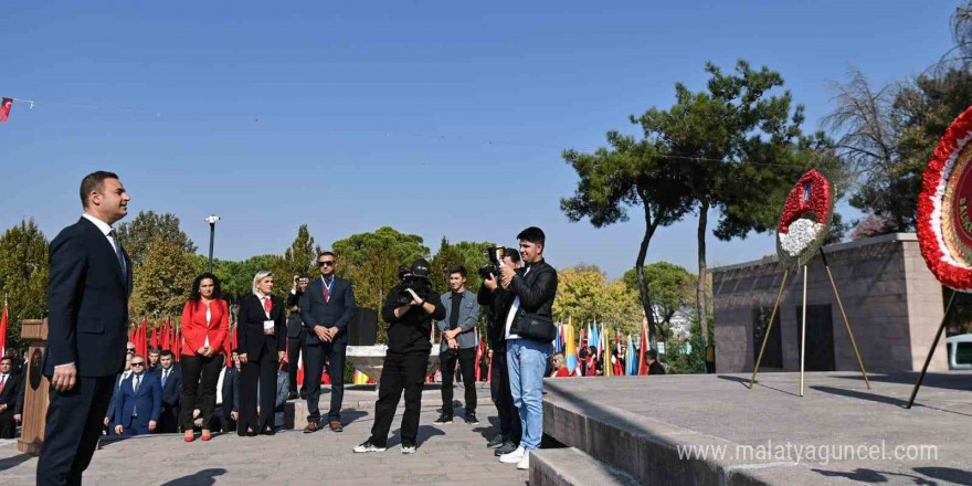 Cumhuriyet’in 101. yılında Atatürk Anıtı’na çelenk sunuldu