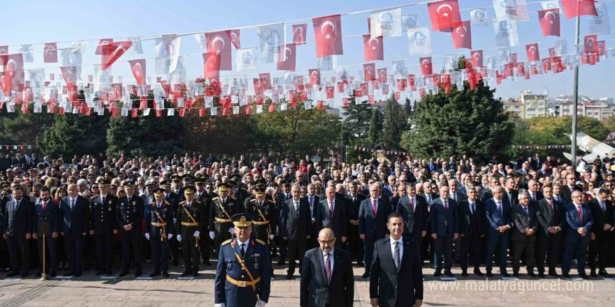 Cumhuriyet’in 101. yılında Atatürk Anıtı’na çelenk sunuldu