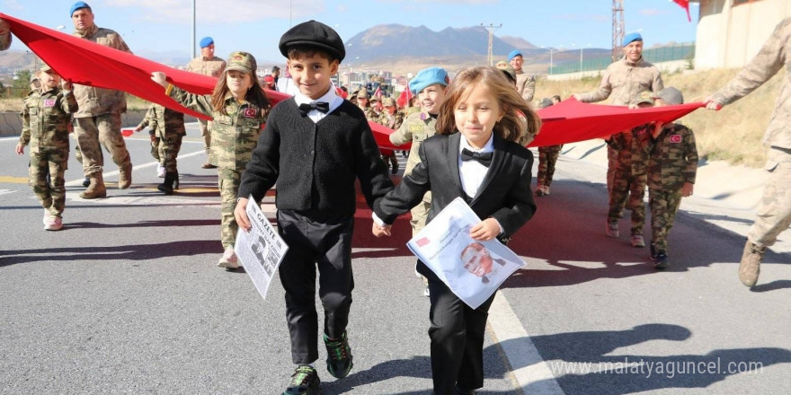 Cumhuriyet’in 101. yılında Tatvan’da minik öğrencilerden coşkulu kutlama