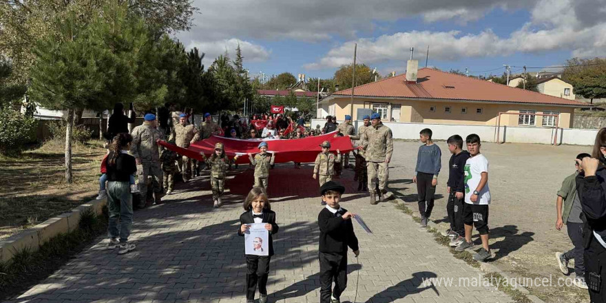 Cumhuriyet’in 101. yılında Tatvan’da minik öğrencilerden coşkulu kutlama