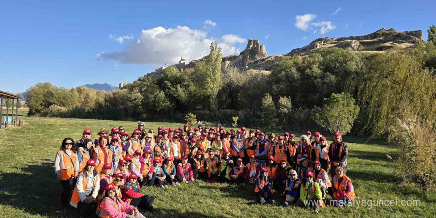 Cumhuriyet’in 101. yılını kutlamak için yola çıkan 101 kadın, Van’ın tarihi turistik yerlerini gezdi