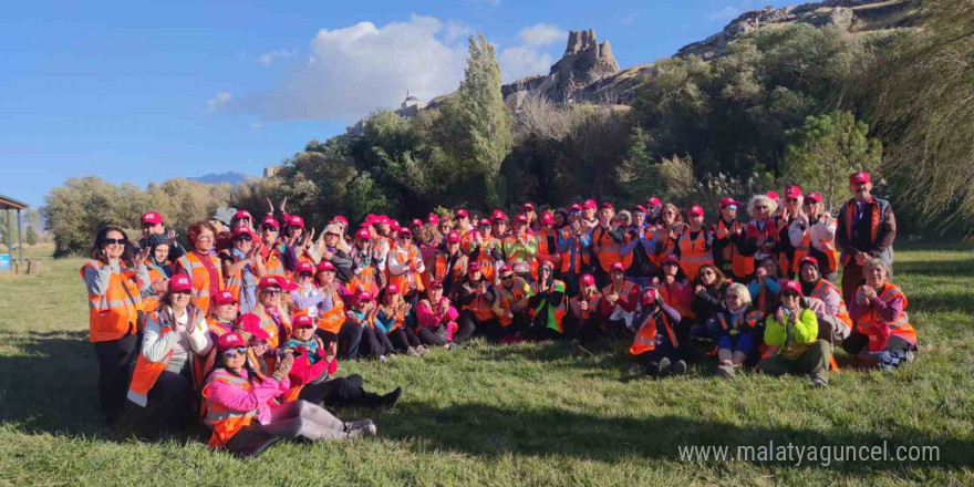 Cumhuriyet’in 101. yılını kutlamak için yola çıkan 101 kadın, Van’ın tarihi turistik yerlerini gezdi