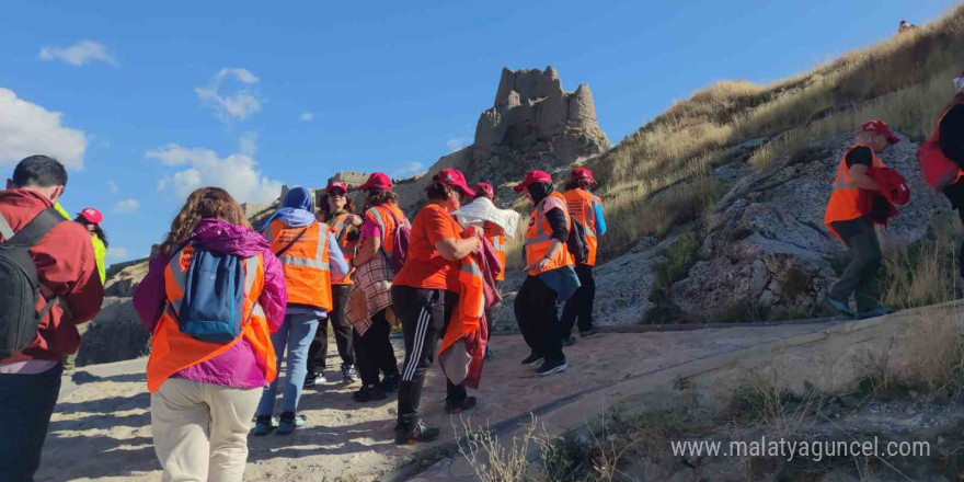 Cumhuriyet’in 101. yılını kutlamak için yola çıkan 101 kadın, Van’ın tarihi turistik yerlerini gezdi