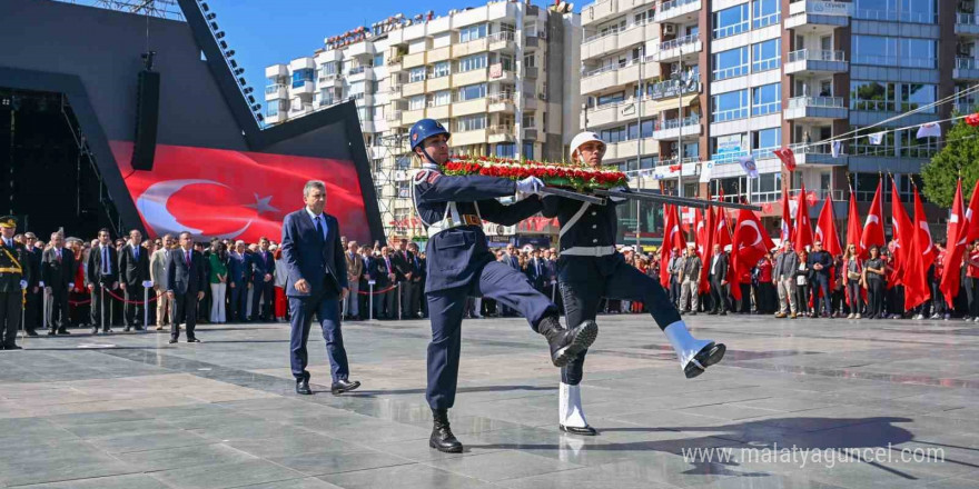 Cumhuriyet’in 101’inci yılı kutlamaları çelenk sunumuyla başladı