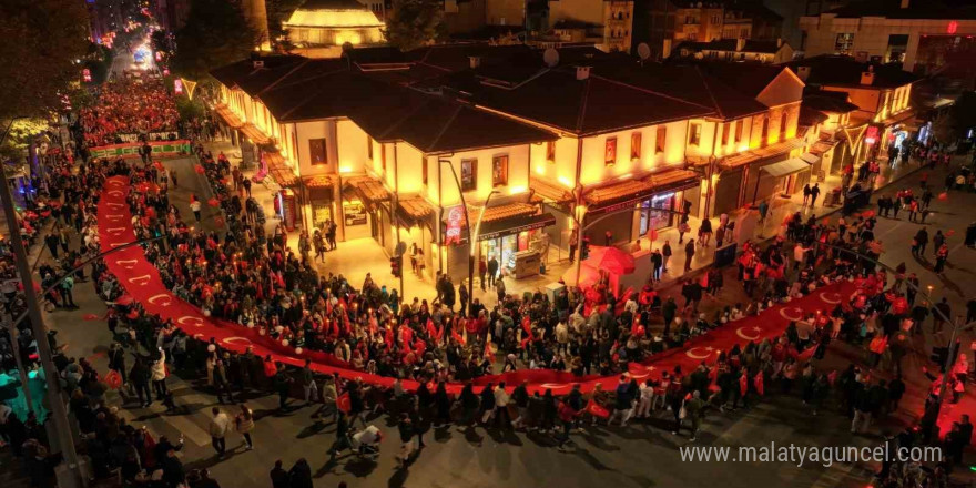 Cumhuriyetin 101’inci yılında binlerce vatandaş fener alayı coşkusu yaşadı