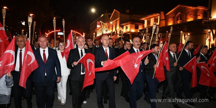 Cumhuriyetin 101’inci yılında binlerce vatandaş fener alayı coşkusu yaşadı