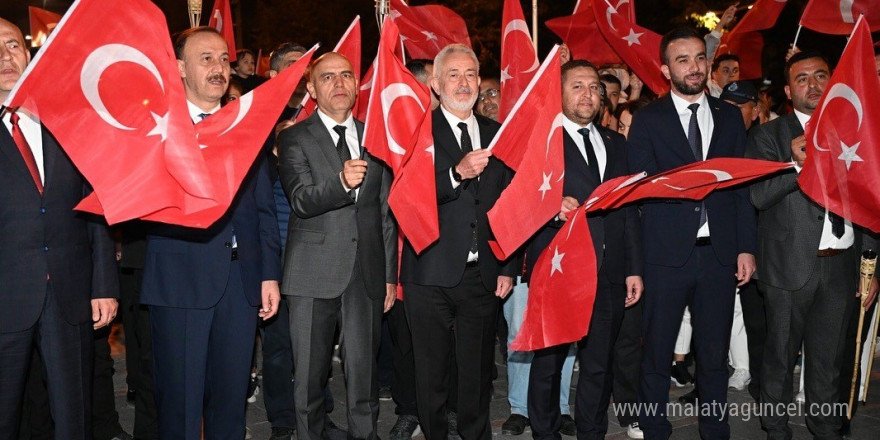 Cumhuriyetin 101’inci yılında binlerce vatandaş fener alayı coşkusu yaşadı