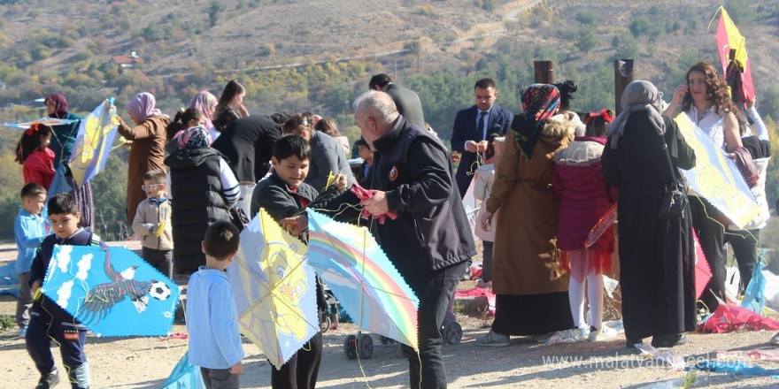 Cumhuriyetin 101’nci yılına özel çocuklara 101 adet uçurtma dağıtıldı