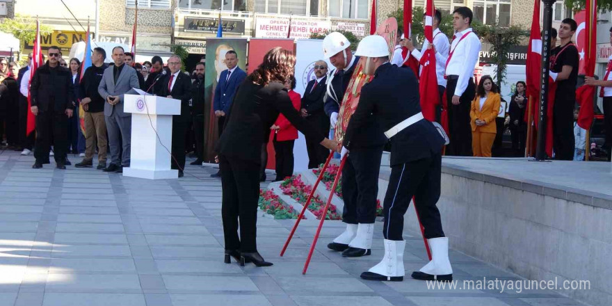 Cumhuriyeti’n kuruluşunun 101.’inci yılı Burdur’da çelenk sunma töreni ile başladı