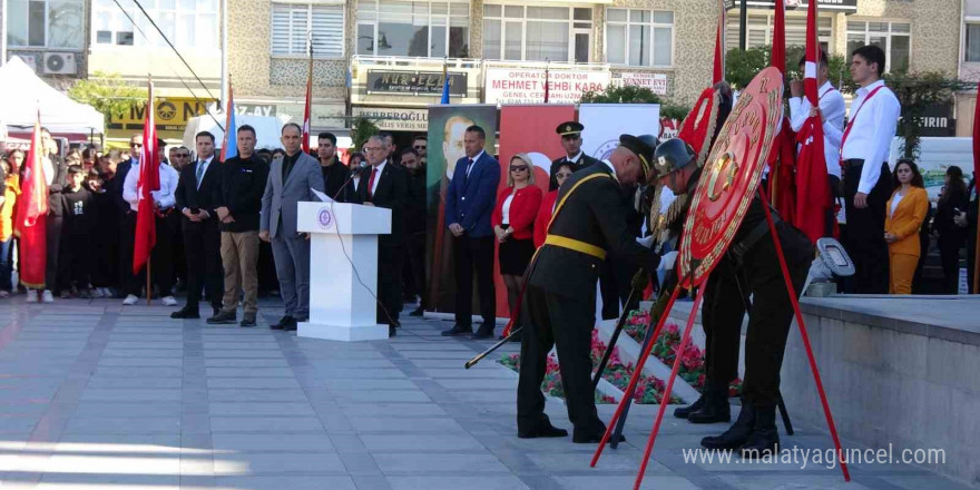 Cumhuriyeti’n kuruluşunun 101.’inci yılı Burdur’da çelenk sunma töreni ile başladı