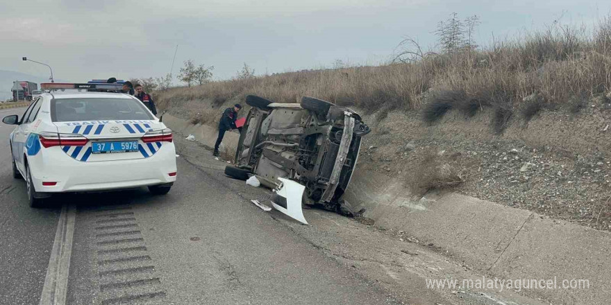 D100’de otomobil yan yattı: 1’i çocuk 3 yaralı