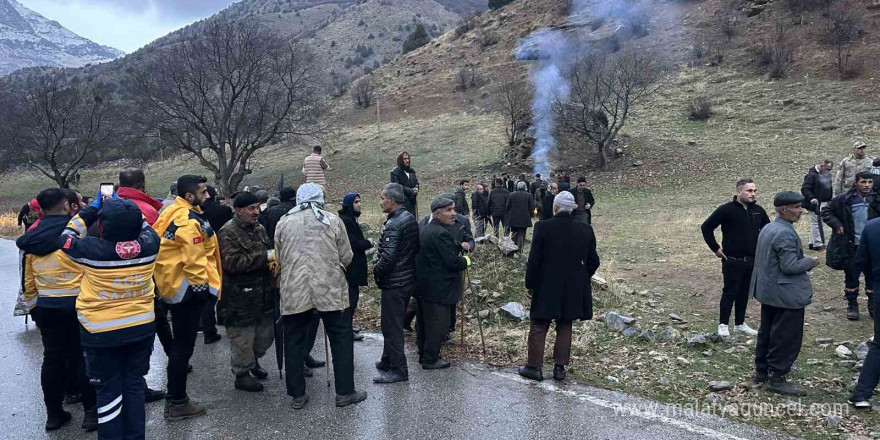 Dağdan düşen kaya parçalarının altında kalan çoban hayatını kaybetti