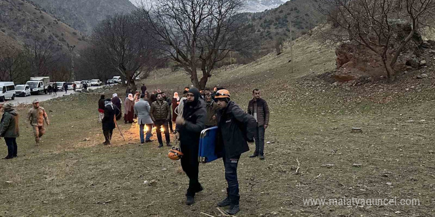 Dağdan düşen kaya parçalarının altında kalan çoban hayatını kaybetti