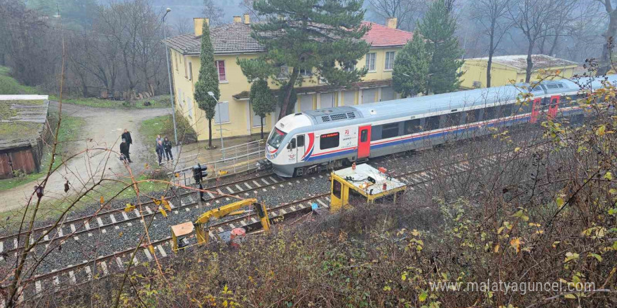 Dağdan kopan kayalar demiryolunu kapattı, faciadan dönüldü