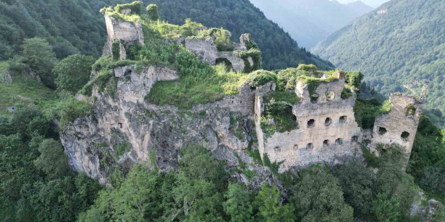 Dağların zirvesindeki manastır adeta asırlara meydana okuyor