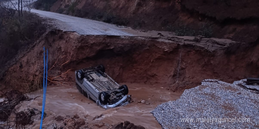 Dağlık alanda yol çöktü, otomobil içine düştü