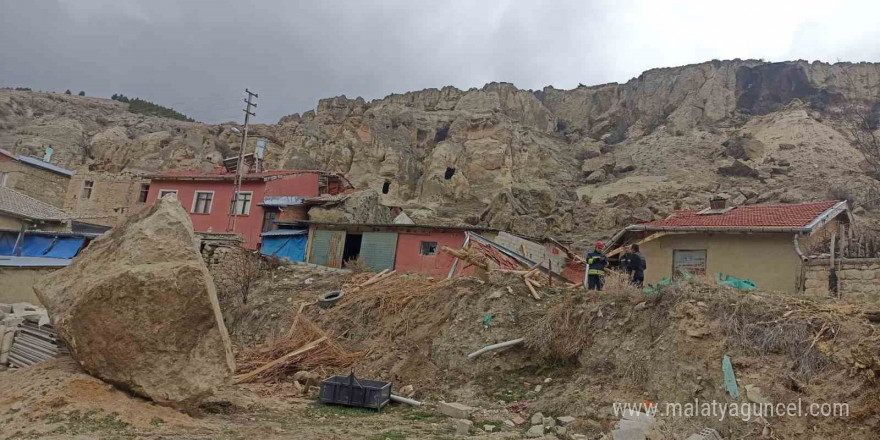 Dağlık alandan kopan kaya parçası ahırın üzerine düştü