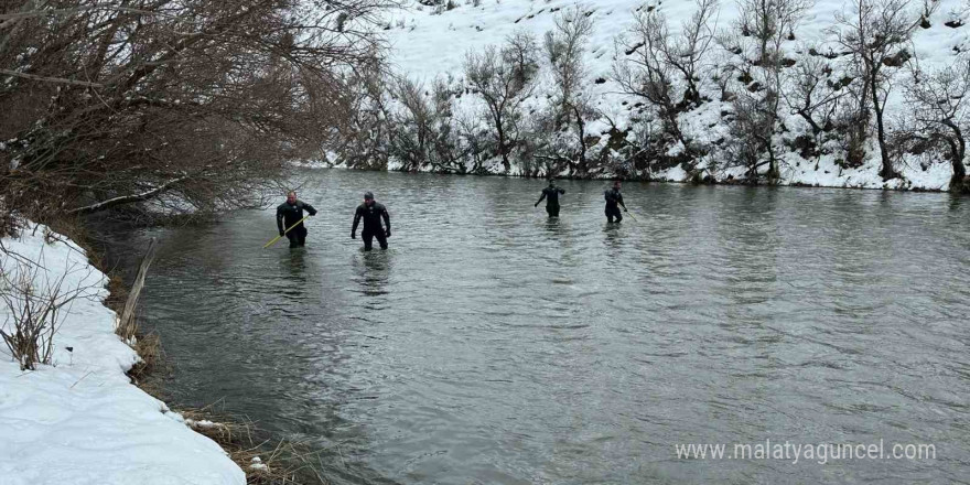 Dalgıçlar buz gibi suda kayıp öğretmeni arıyor