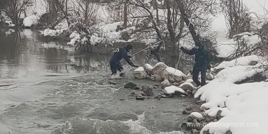 Dalgıçlar Karasu’da kayıp öğretmeni arıyor