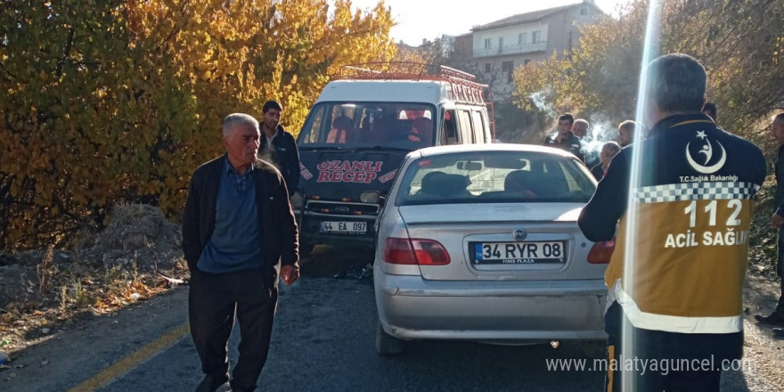 Darende’de minibüs ile otomobilin karıştığı kazada 2 kişi yaralandı