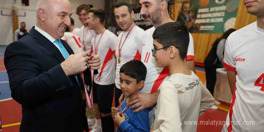 Darıca’da kurumlar arası voleybol turnuvasında ödüller sahiplerini buldu