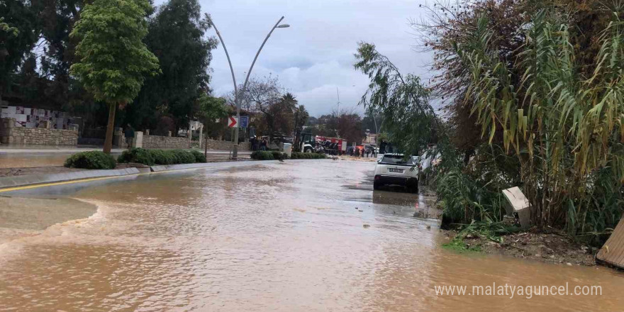 Datça’da sağanak yağış etkili oldu, karayolu göle döndü