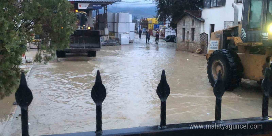 Datça’da sağanak yağış etkili oldu, karayolu göle döndü