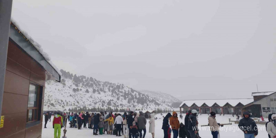 Davraz Kayak Merkezi ziyaretçi akınına uğradı