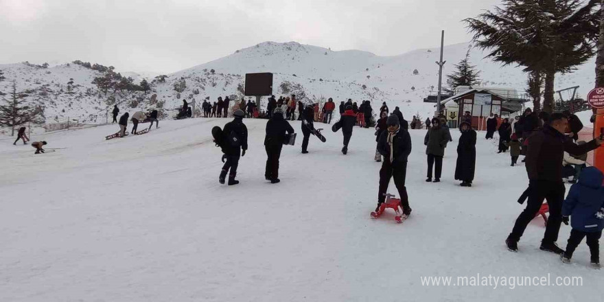 Davraz Kayak Merkezi ziyaretçi akınına uğradı