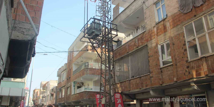 DEDAŞ’ın elektrik trafosu mahallenin korkulu rüyası oldu