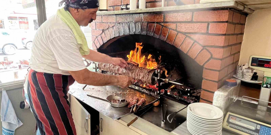 Dedenin cağ kebabını son kez yemek için geldiler