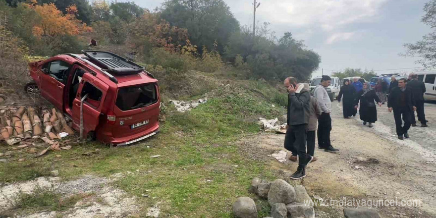 Dedesinin ticari aracını kaçıran çocuk şarampole uçarak hastanelik oldu