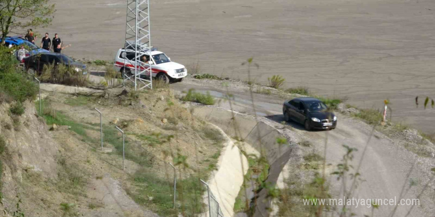 Defne yaprağı toplamak için gittiği ormanda kaybolan kadını jandarma buldu