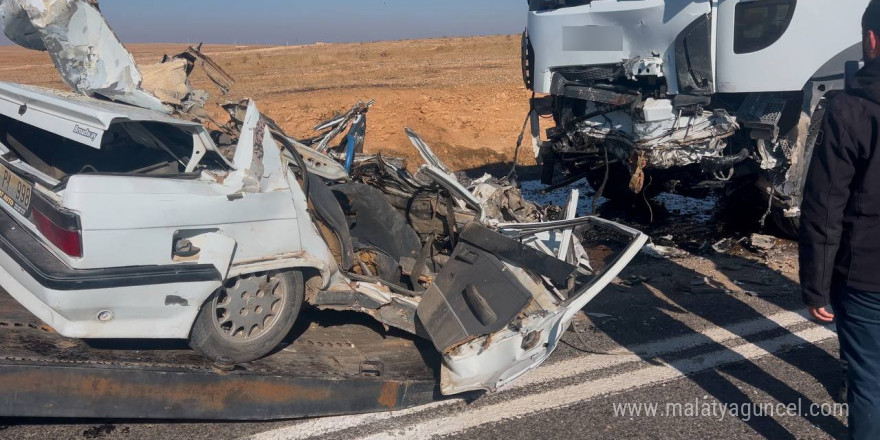 Demir yığınına dönen otomobilin sürücüsü hayatını kaybetti