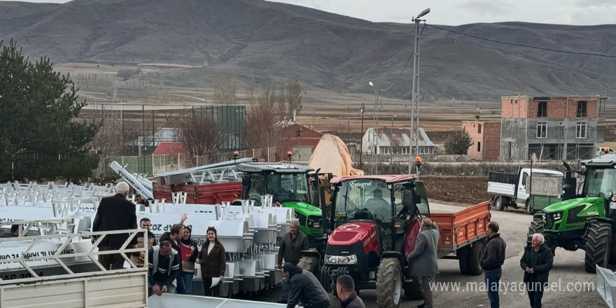 Demirözü’nde çiftçiye dağıtılan 200 sıvatla birlikte Bayburt’ta toplam bin 550 sıvat dağıtımı gerçekleşti