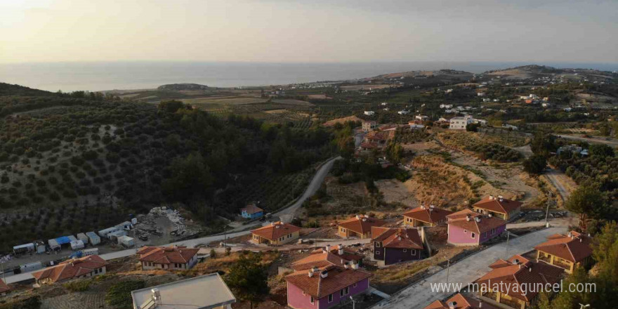 Deniz manzaralı köy evleri, mimarisi ve dayanıklılığıyla mest ediyor