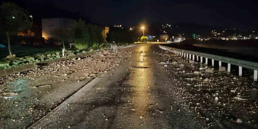 Deniz taşkını Karadeniz Sahil Yolu’nda ulaşımı aksattı