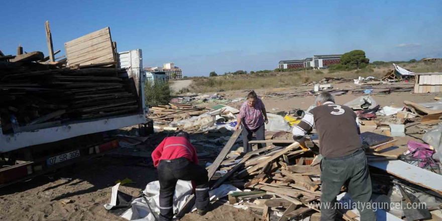 Denize sıfır bedava çardaklar yıkıldı, hurdacılar bölgeye akın etti