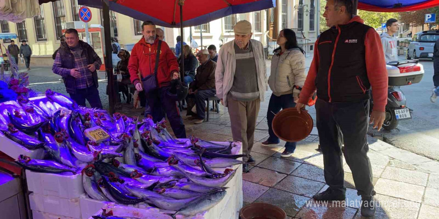 Denizlerdeki fırtına balık tezgahlarına yansıdı