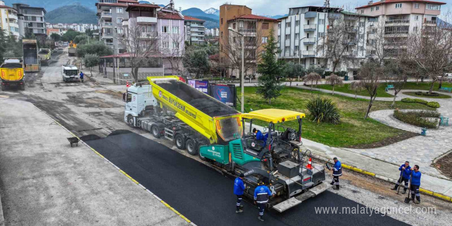 Denizli Büyükşehir Belediyesinin asfalt seferberliği devam ediyor