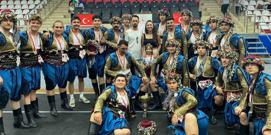 Denizli Büyükşehir Halk Oyunları Aydın’dan şampiyonlukla döndü